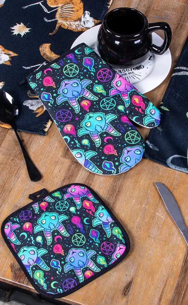 Screamin' Demon Oven Mitt Set